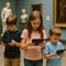 הוויכוח הוותיק במוזיאונים: האם המסכים מעשירים את החוויה – או מחלישים את המפגש עם המוצגים? 🎧📱