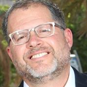 עיתונאי כותב