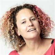 אלינור לוין מנטורית ומנהלת רשתות חברתיות
