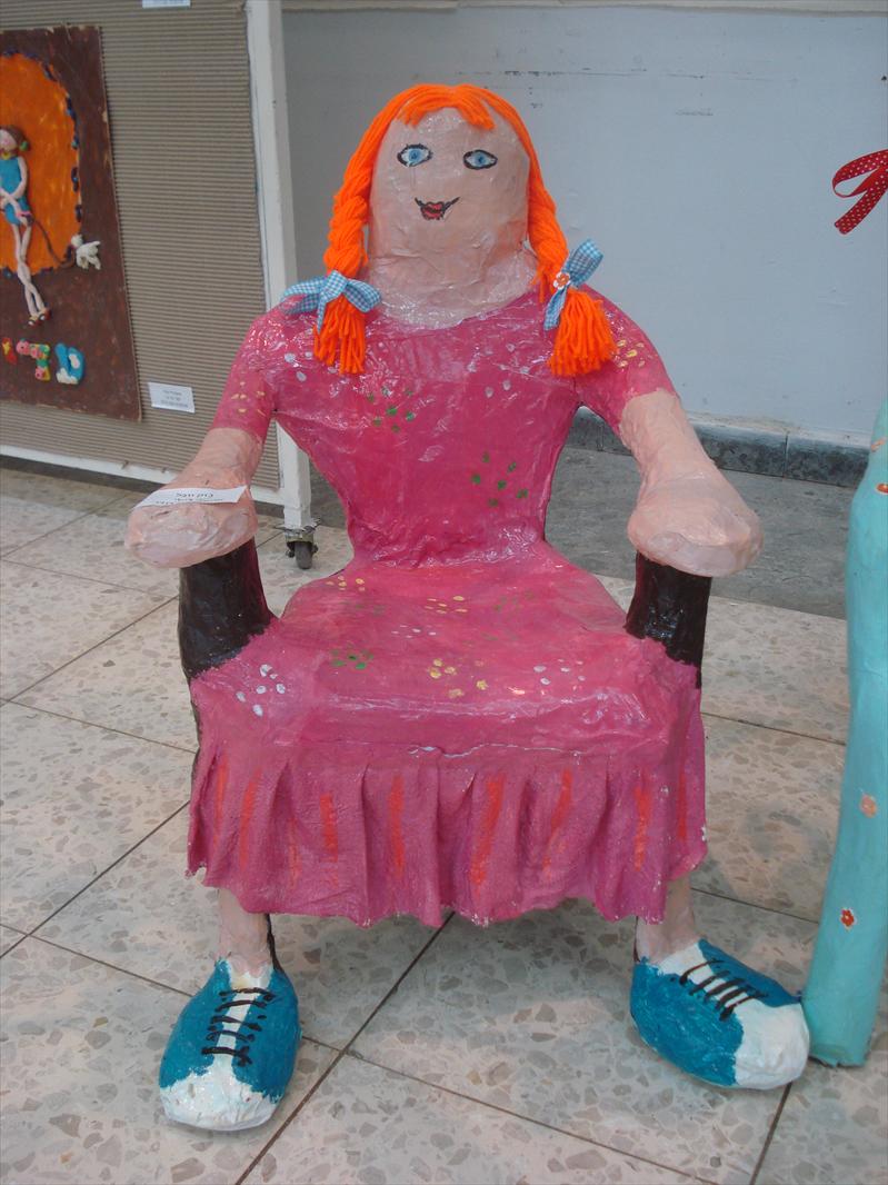 כסא דמות ילדה-עבודת ילדים