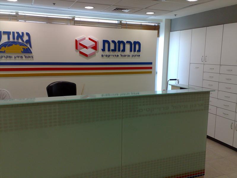 דלפק קבלה מזכוכית