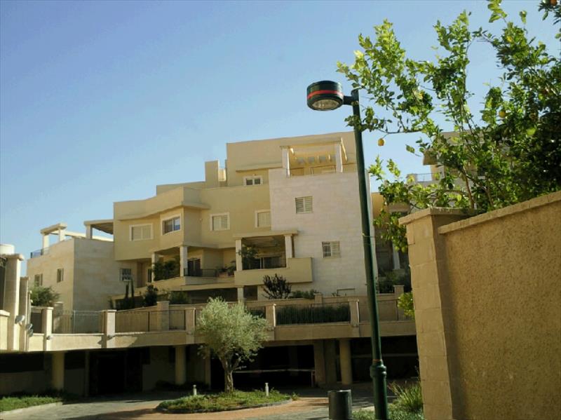 בניין באחזקת החברה