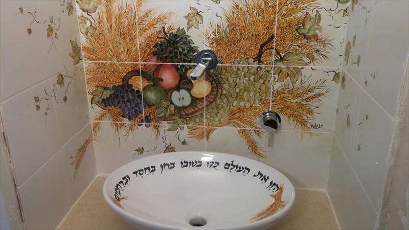 כיור מצויר וחיפוי קיר פינת נטילה