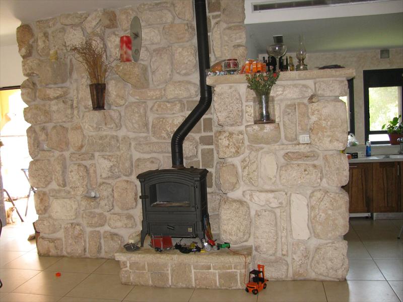 קיר מאחורי אח