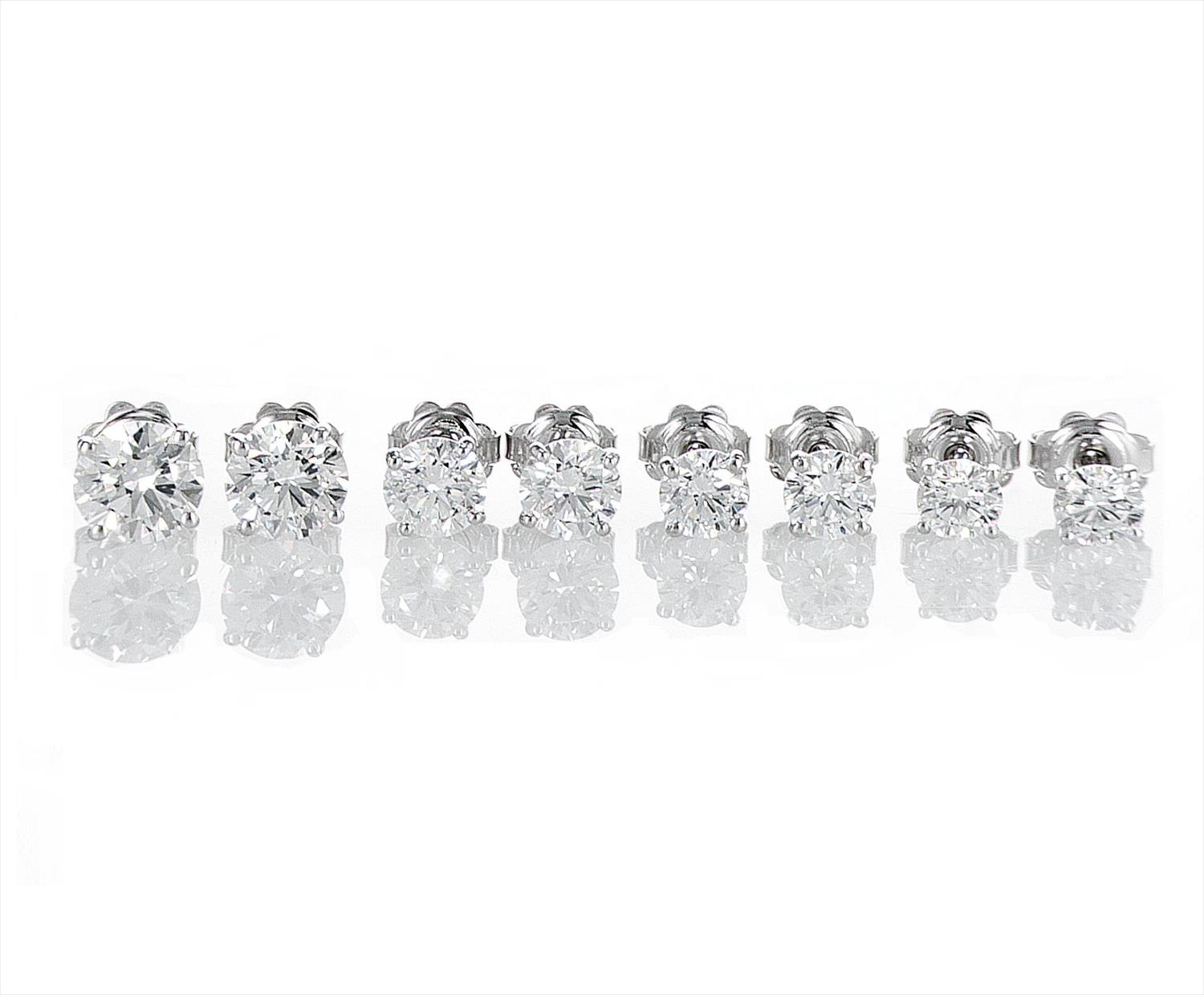 Compare round diamond martini earrings 1.5 1.00 0.75 0.50 carats גודלים שונים של עגילי יהלומים
