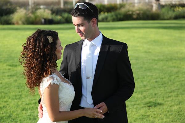 סיכת כלה לשיער עשויה מזהב 24K משובצת בפנינה + תופסן עניבה לחתן מכסף בשיבוץ אבן אקווה מרין