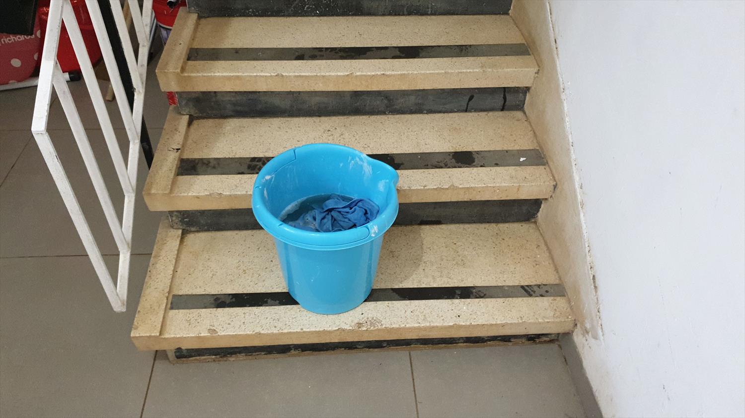 ניקיון רחבה ומדרגות בבניין המשותף.