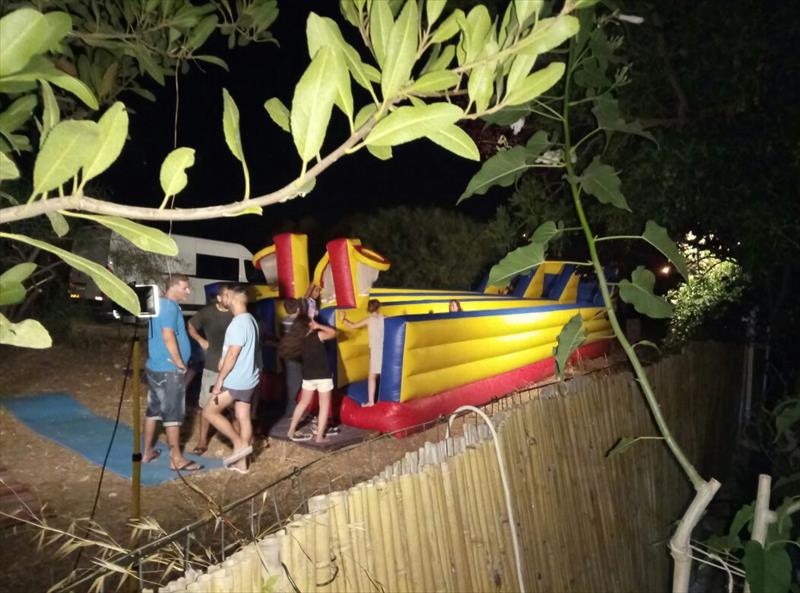 בת מצווה בחצר ביתית