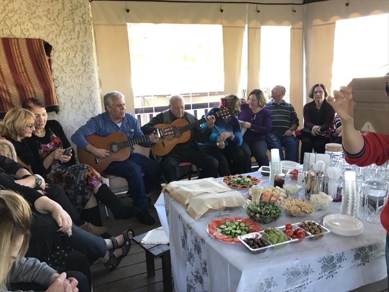מבקרים וטועמים