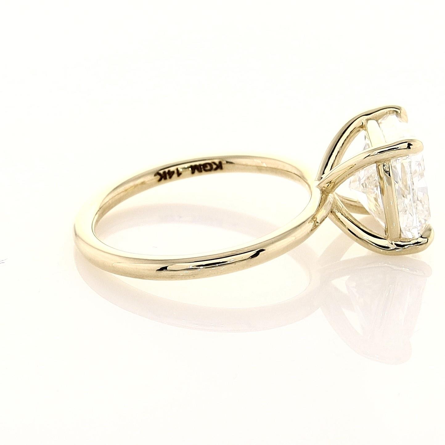 טבעת זהב משובצת יהלום קושן מרובעת 4 קראט.gold ring set with a 4 carat square cushion diamond