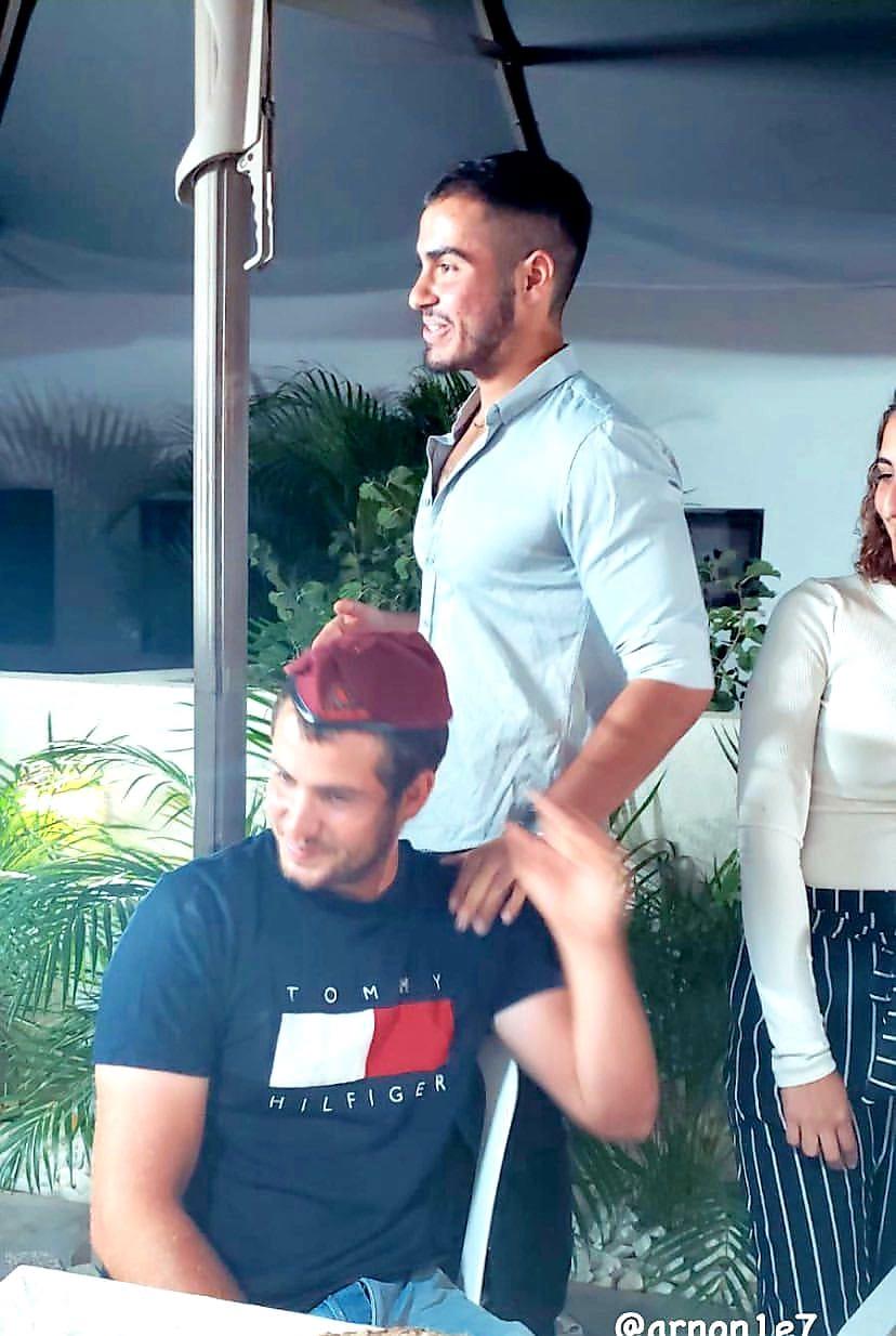 תמונה עם האח הקטן האהוב ניצן צברי -  ארנון בנבניסטי הי״ד יליד 1997 לוחם שנפל בקרב במלחמת חרבות ברזל