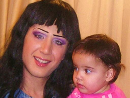 הצעיר מימין מחופש לאישה