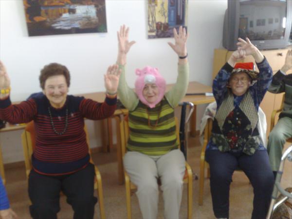 יוגה צחוק לקשישים