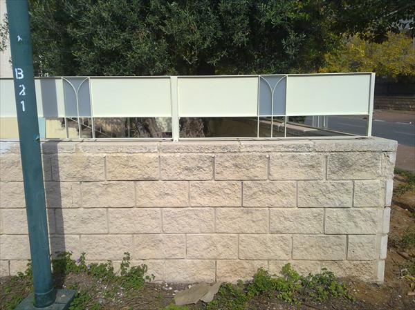 גדר דיקורתיבי מברזל וזגוגית