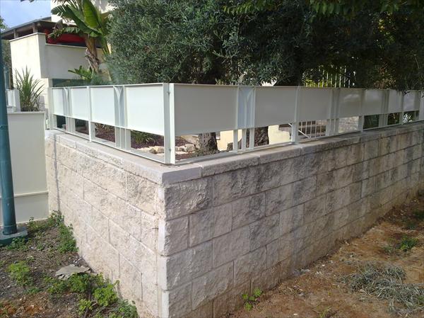 גדר דיקורתיבי מברזל וזגוגית