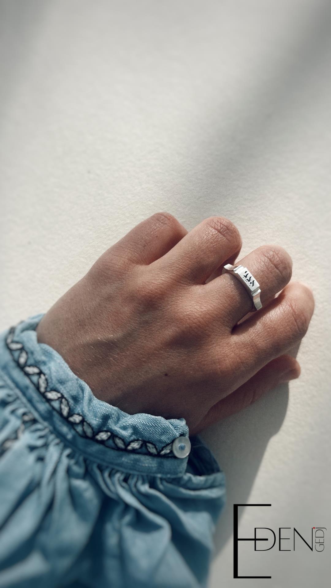 Hineni ring