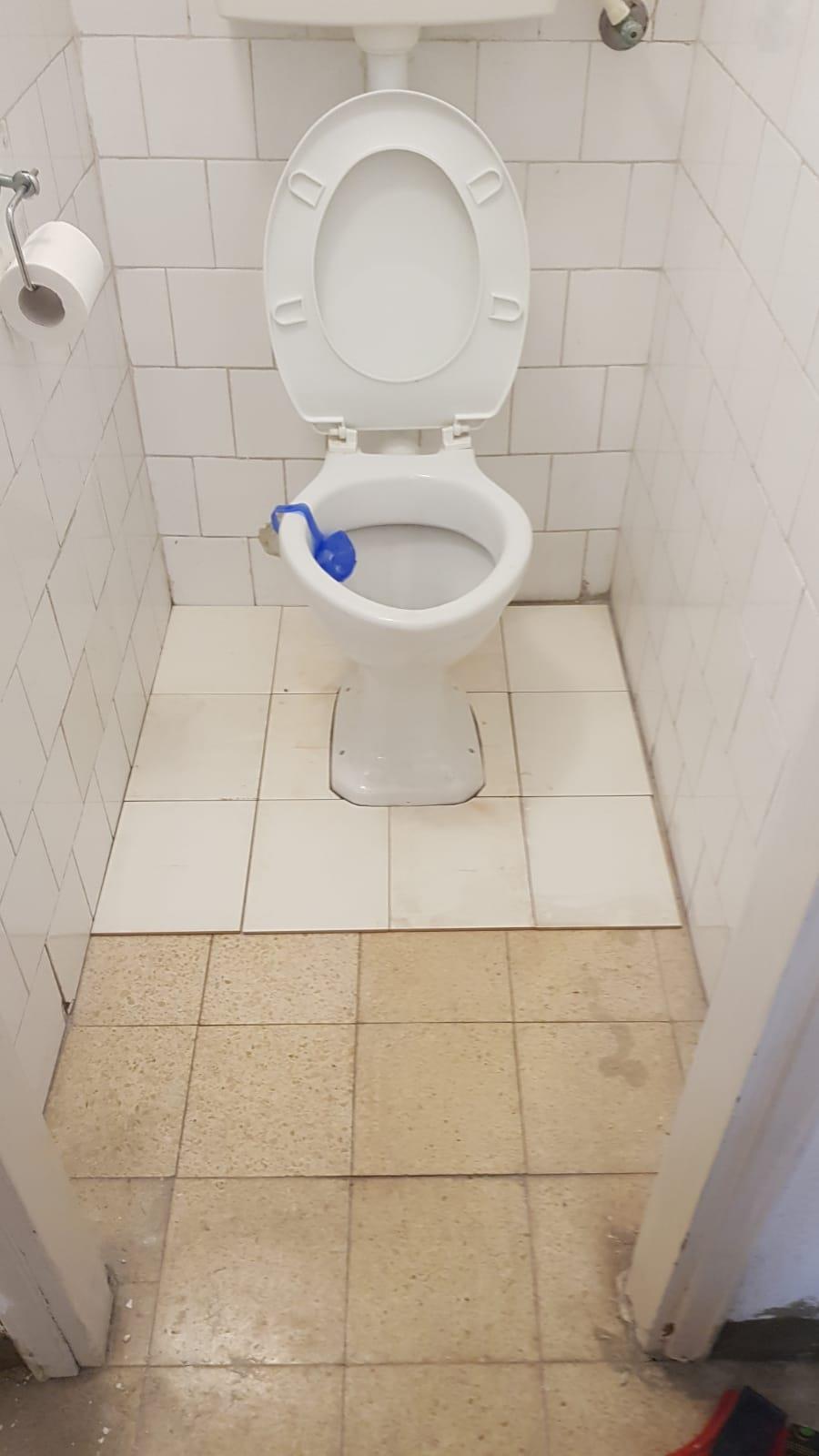 הדבקת ריצוף בחדר רחצה ישן בתל אביב