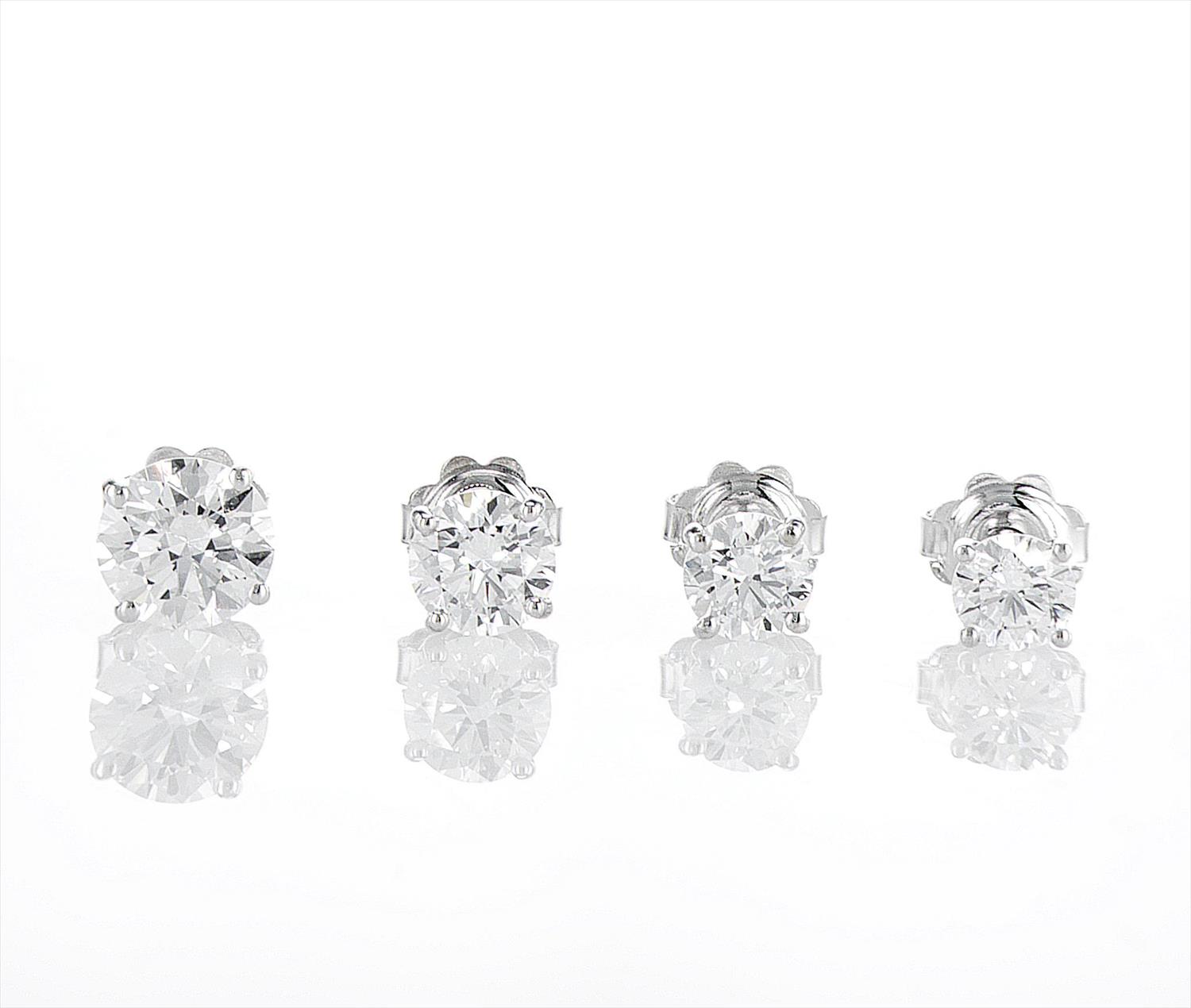Compare round diamond martini earrings 1.5 1.00 0.75 0.50 carats גודלים שונים של עגילי יהלומים