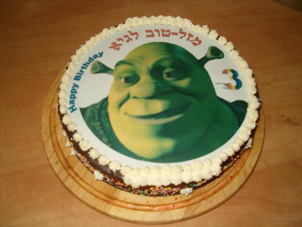 עוגה מעוצבת עם דף אכיל
