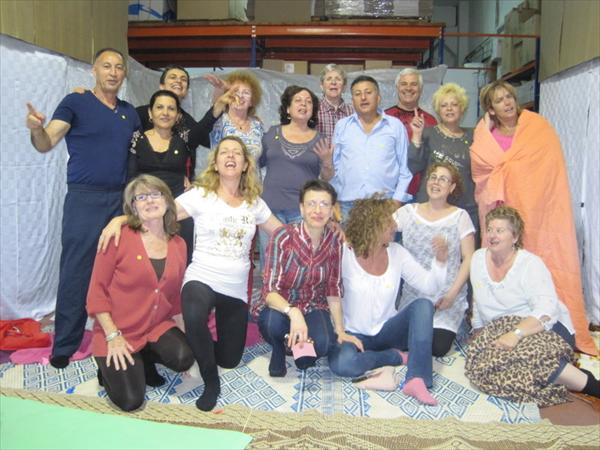 הצחוק מלכד, מדבק ומהנה