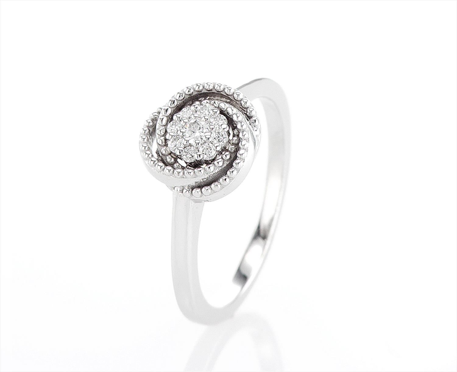 טבעת זהב יהלומים בצורת פרח flower shaped diamond and gold ring