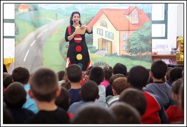 הצגה בנשא זהירות בדרכים