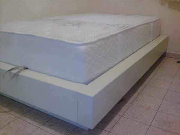 מיטה צפה על מסגרת רחבה