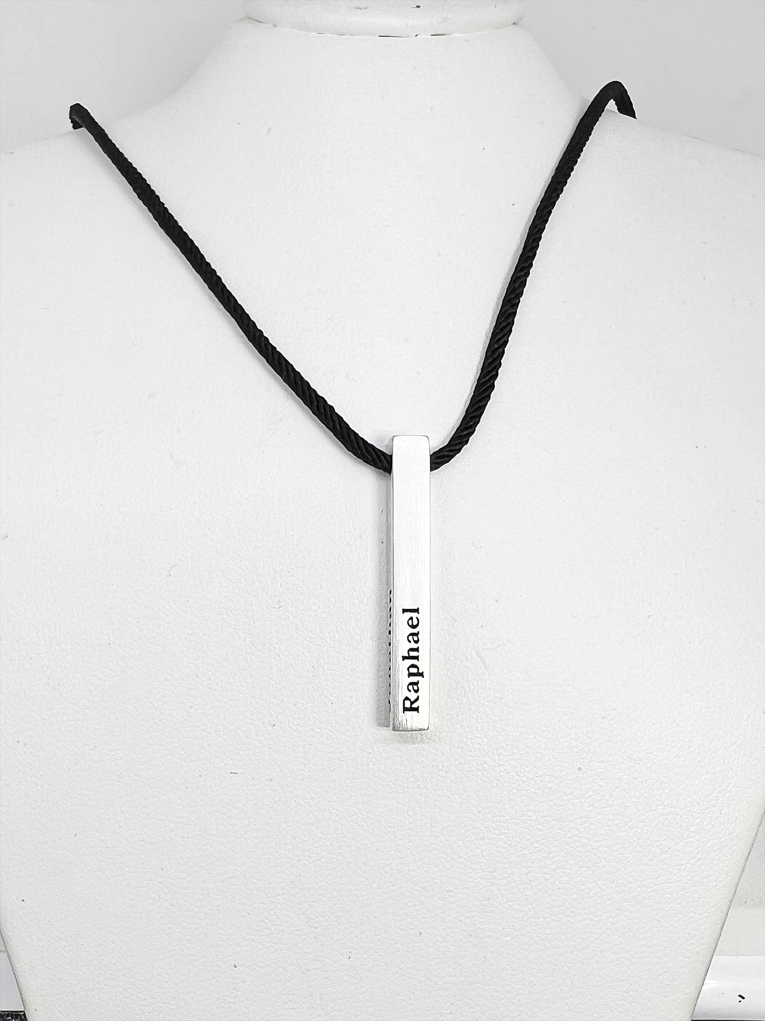 תליון מוט עם שמות על חוט. 3d bar name s engraved