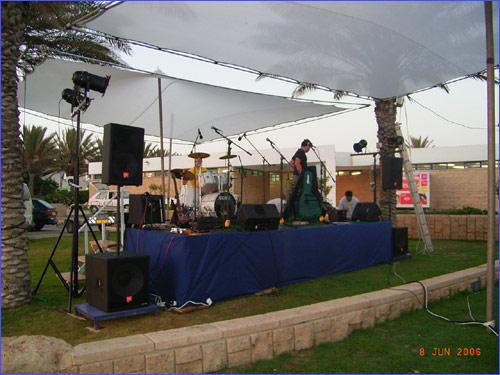שירות ציוד תאורה והגברה ללהקה