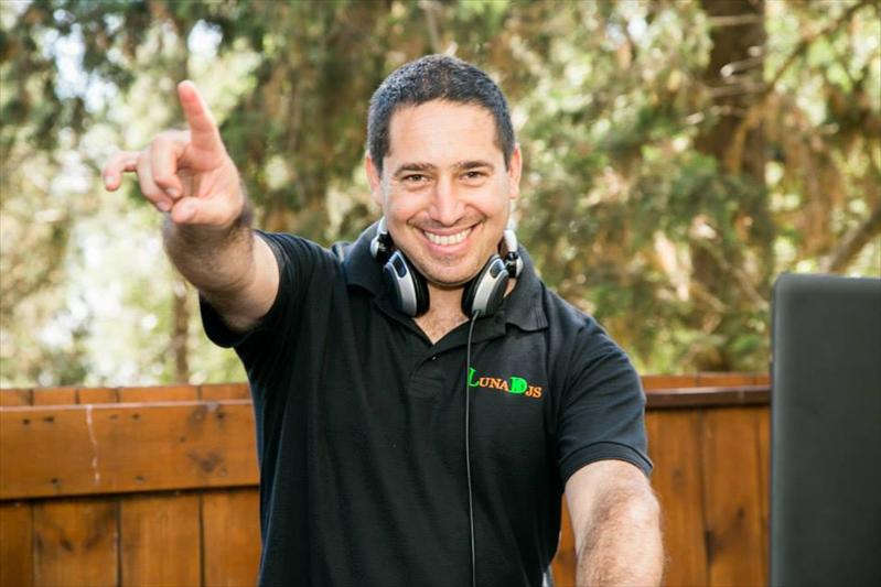 מנצח על חתונת שישי צהריים