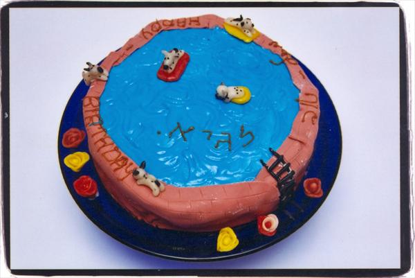 עוגת בריכה עשויה מבצק סוכר
