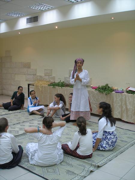 צומחים וצחקים עם צמחי מרפא ויוגה צחוק
