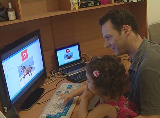 מיקה בת שנתיים וחצי מקלידה אותיות