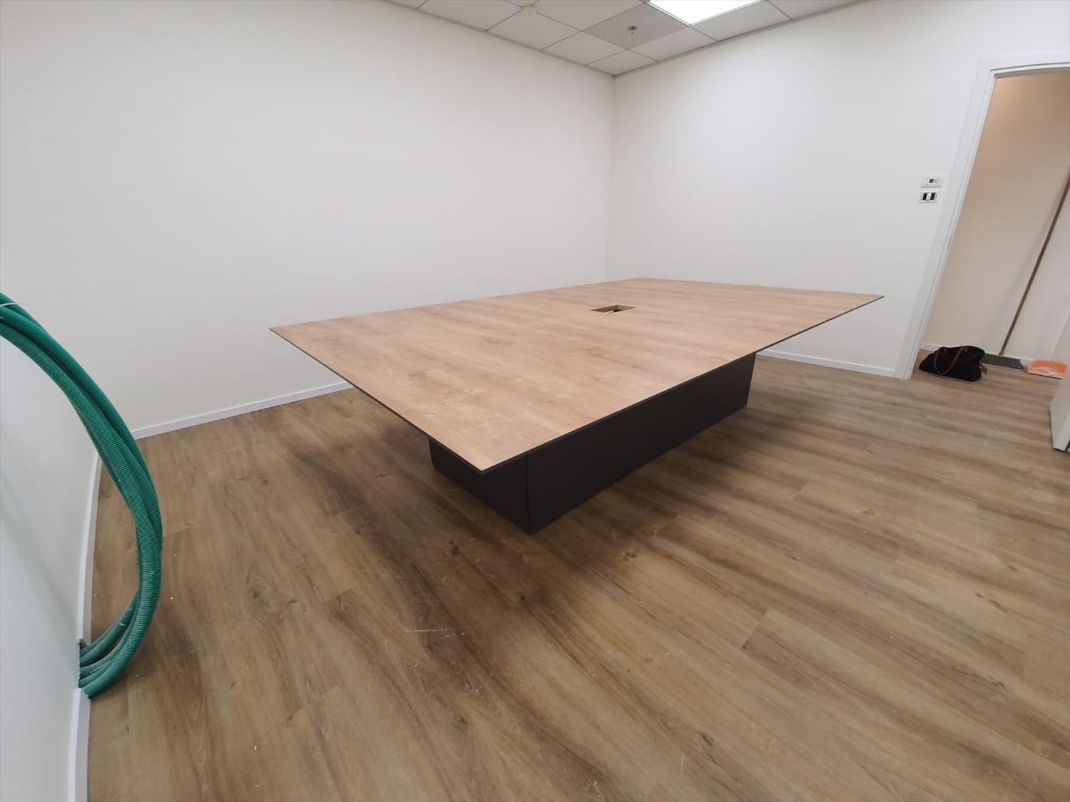 שולחנות ל 2 חדרי ישיבות ג'ון ברייס תל אביב