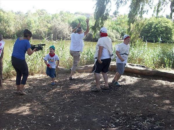 מזכרת מיום הצילומים לסרט בר-מצווה בסגנון הישרדות של משה...
