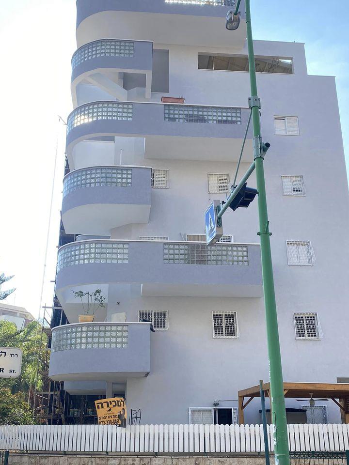 אריחים נופלים