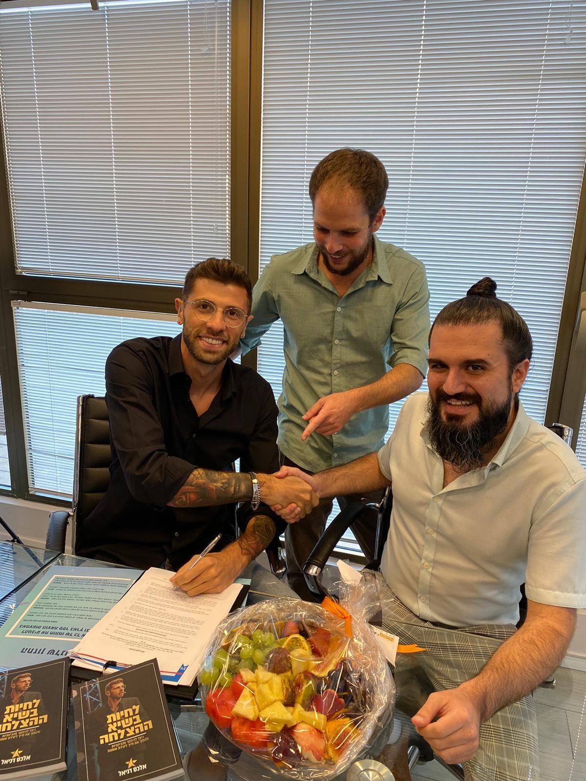 גם אלכס דניאל הוציא את הספר שלו בספרי ניב