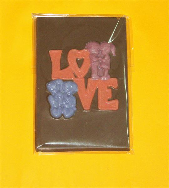 טבליית שוקולד עם כיתוב"LOVE"