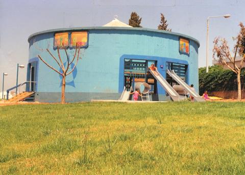 מתקן-משחקים בתוך בריכת השקיה