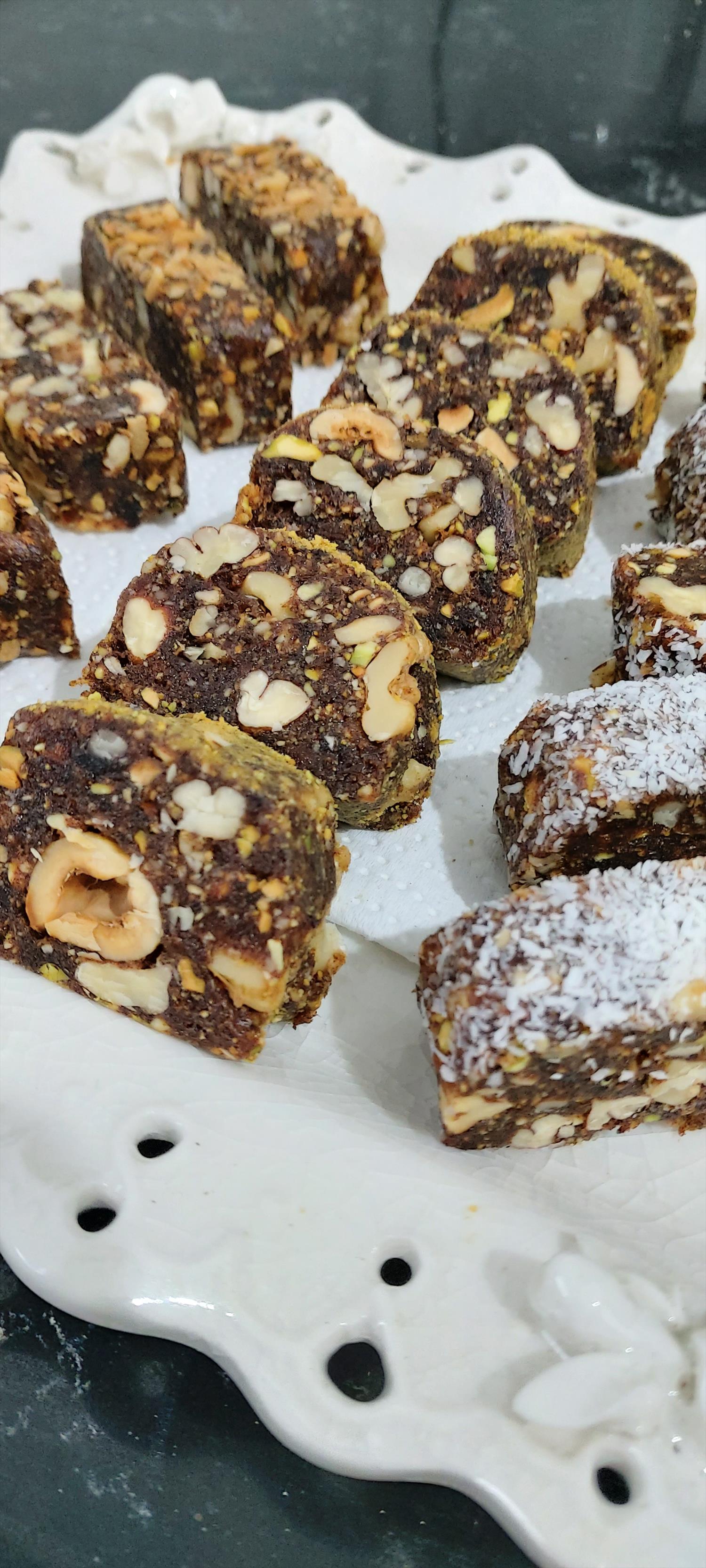 רול חטיף אנרגיה תמרים ואגוזים
