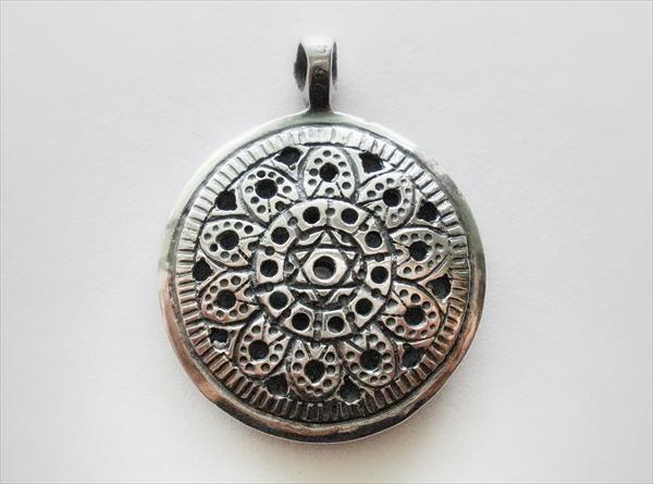 *Temple* judaica pendant-back view