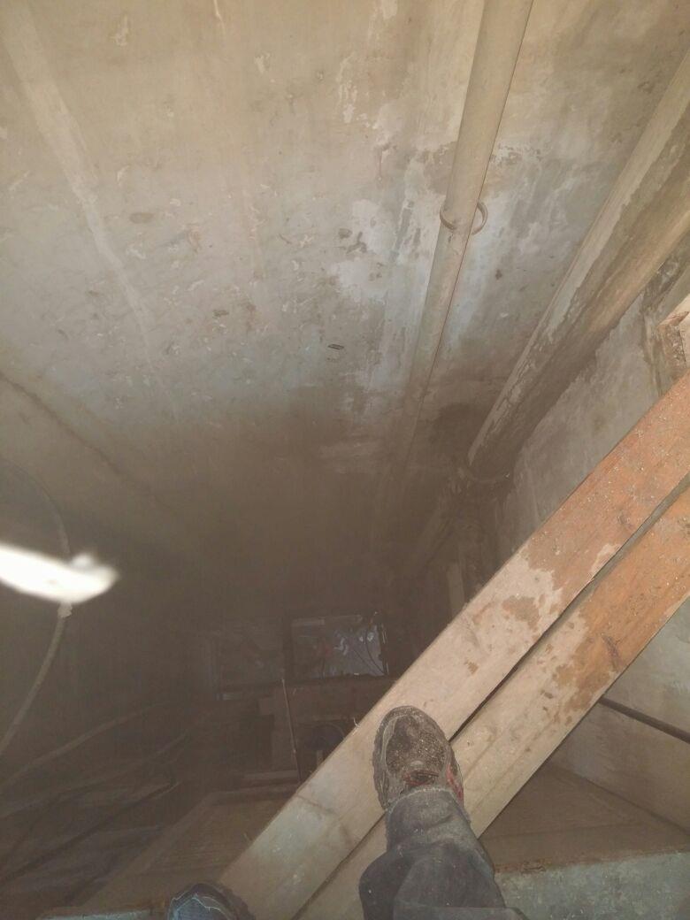 תיקון צנרת ביוב בקומה חמש מתוך שמונה.