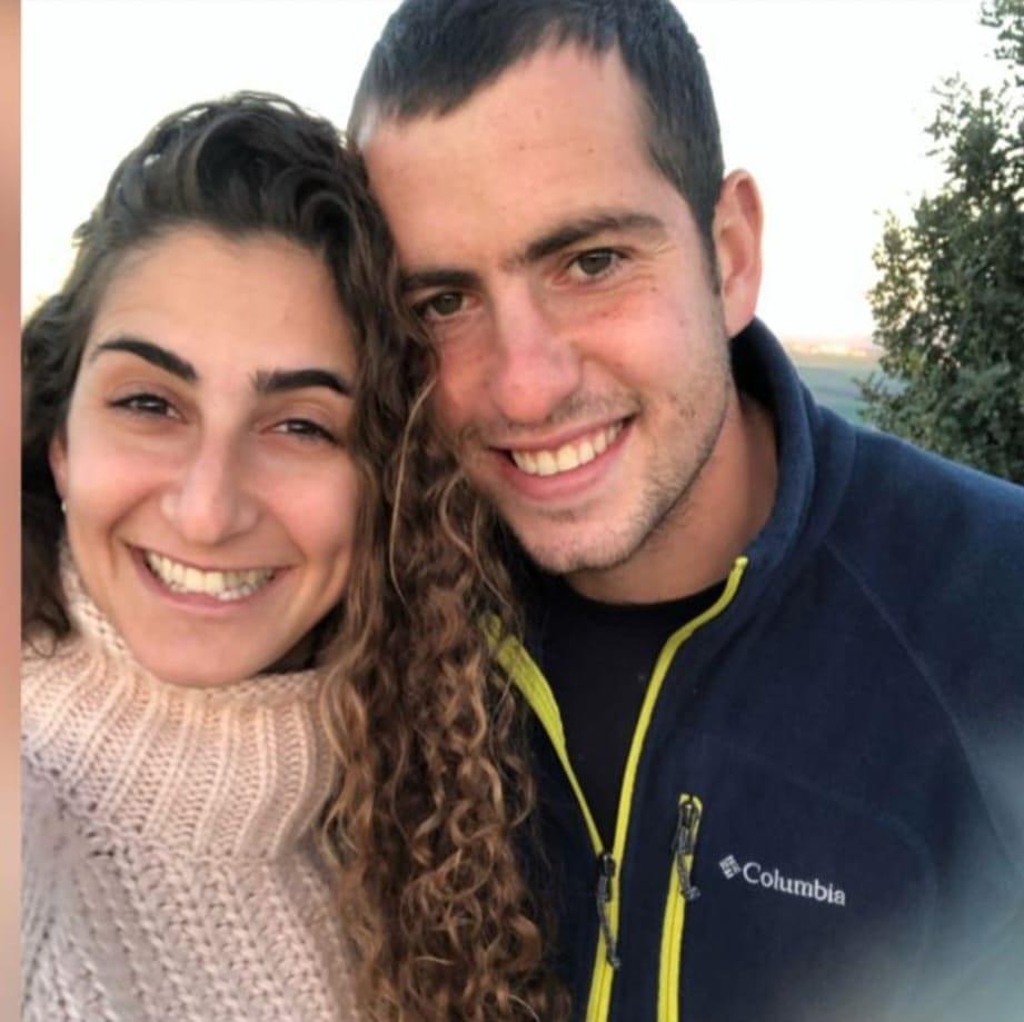 עם בת הזוג האהובה ענבל ארנון בנבניסטי הי״ד יליד 1997 לוחם שנפל בקרבות מלחמת חרבות ברזל