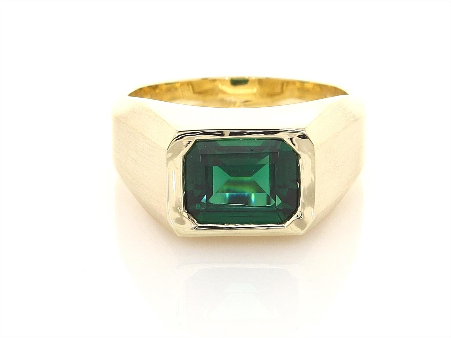 טבעת חותם זהב צהוב משובצת אמרלד. large signet gold ring set with an emerald stone