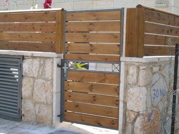 גדרות עץ אורן פיני מוקצע מחוטא +שער כניסה