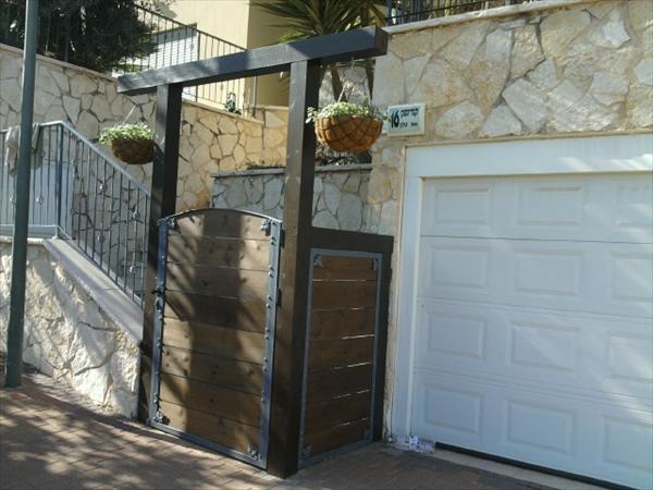 שער כניסה בשילוב קורות עץ אורן גושני 15/15 ומיסגרת מתכת