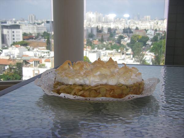 עוגת תפוחים ומקצפת