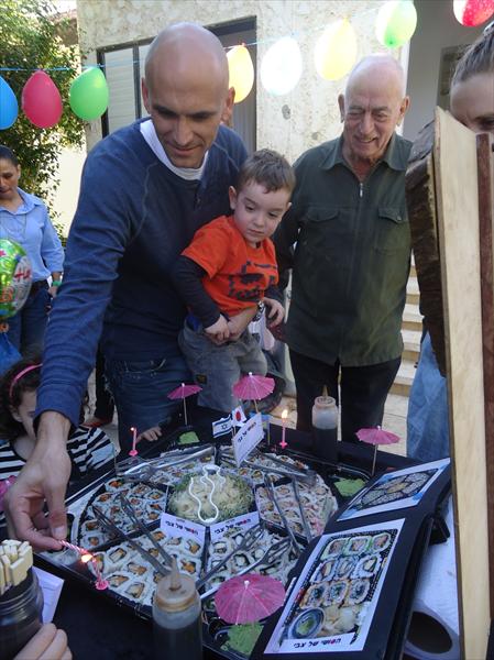 מגש עם נרות לימי הולדת של כל הגילים