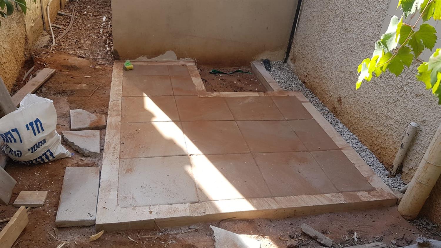 חגורת בטון וריצוף. הכנה לסככה ברמת השרון