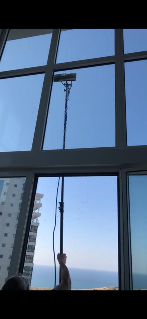 ניקיון חלונות גבוהים ומרפסות שמש ע"י אוסמוזה הפוכה.